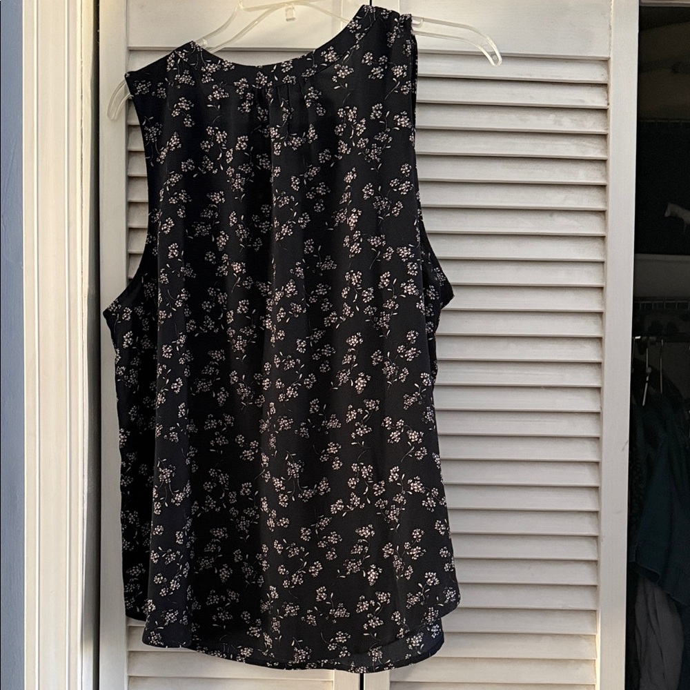 Hawthorn Black Floral Sleeveless Shirt - Picture 3 of 4
